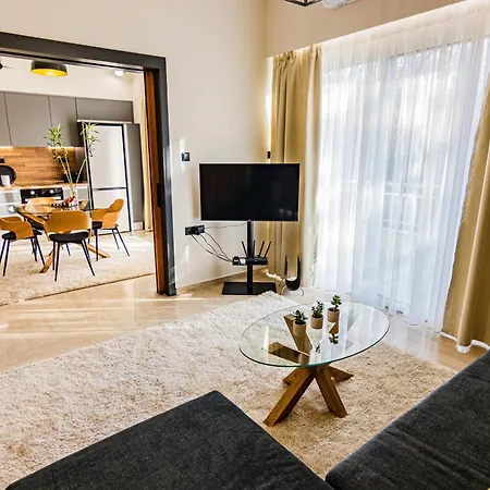 Апартаменты Alice's Away From Лариса