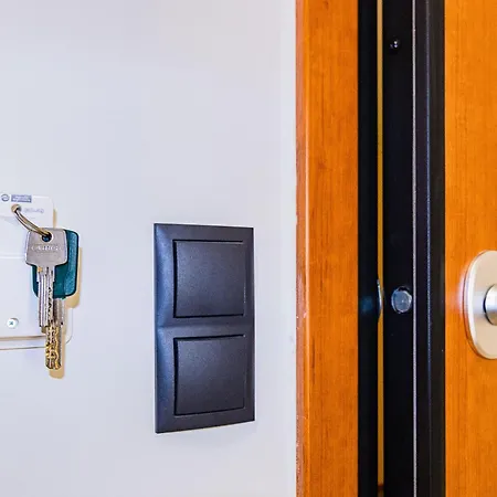 Alice's Away From Лариса