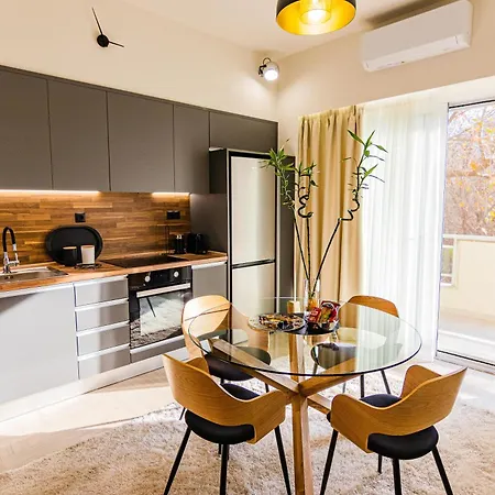 Alice's Away From Апартаменты *